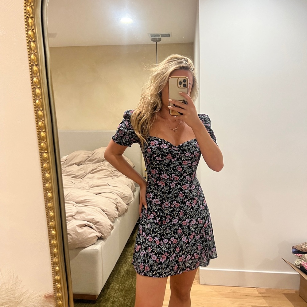 NWOT the prettiest aritzia floral short sleeve dress puff sleeve